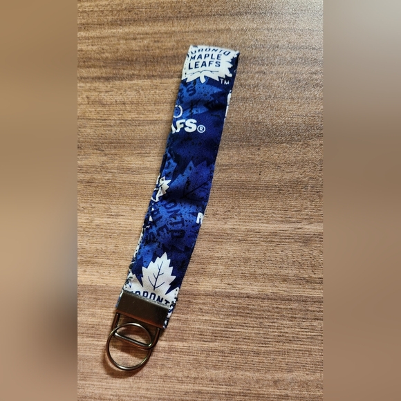 3 for 20 Brand new Toronto Maple Leafs keychain / keyfob / wristlet - Picture 4 of 5